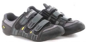 Fahrradschuhe geben durch besondere Klicksysteme halt und verbinden Fuß und Pedal